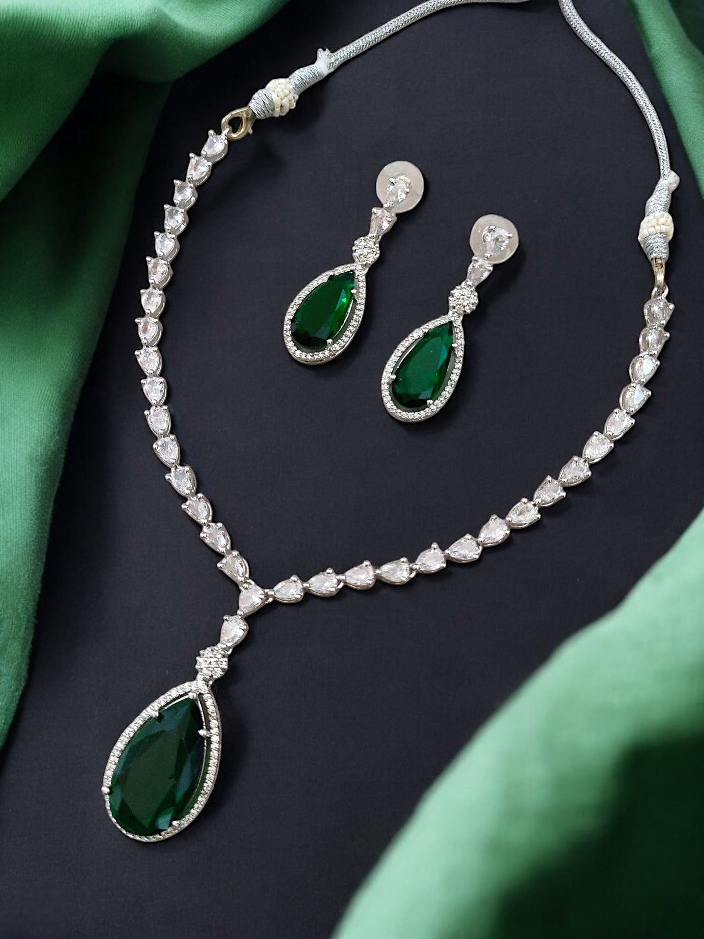 deepika padukone oscar necklace. Diamond necklace with green stone