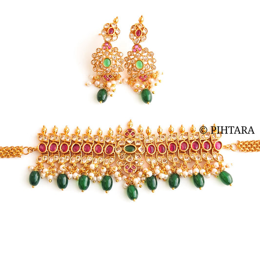 Small choker with green beads