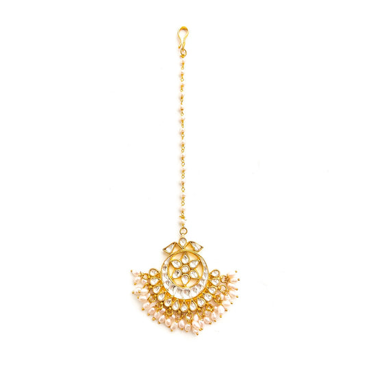 white kundan maangtikka with water pearls